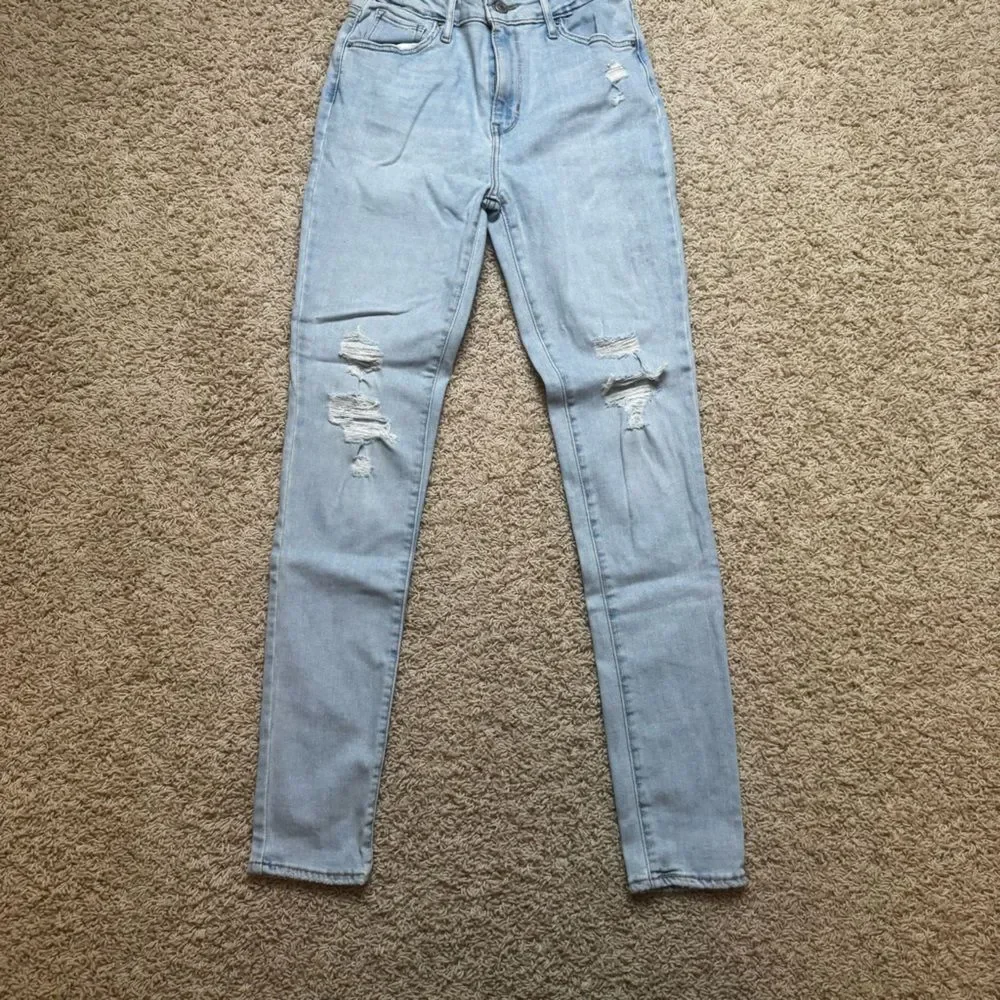 Women’s Levi’s light wash skinny jeans distressed size 26